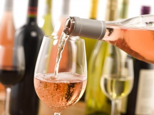 opredelyaem-kalorii-napitkov-soki-alkogol-koktejli