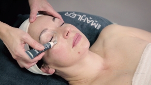 poshagovyj-protokol-provedeniya-professionalnoj-omolazhivayushchej-protsedury-premium-prestizh-ot-simone-mahler