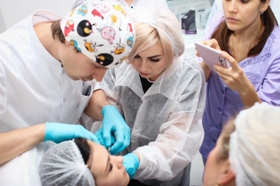 pozdravlyaem-kompaniyu-aesthetic-consilium-pobeditelya-v-nominatsii-lider-v-prodvizhenii-unikalnoj-formy-obucheniya-doktorov-esteticheskoj-meditsiny---aesthetic-consilium-school