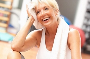 strojnaya-zhenshchina-vo-vremya-menopauzy-kak-ne-dopustit-nabor-lishnego-vesa